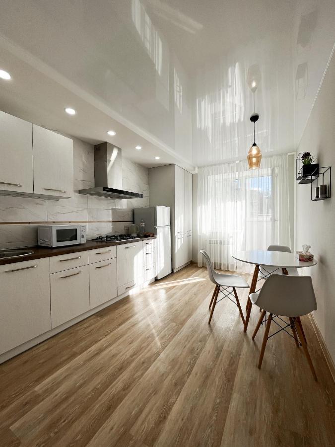 Світлі Апартаменти В Самому Центрі Біля Корпусного Парку - Мережа Helen Poltava Habitación foto